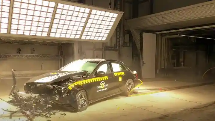 video:-crash-test-mercedes-benz-e-class-w214