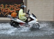 3 Tips Merawat Motor Saat Hujan