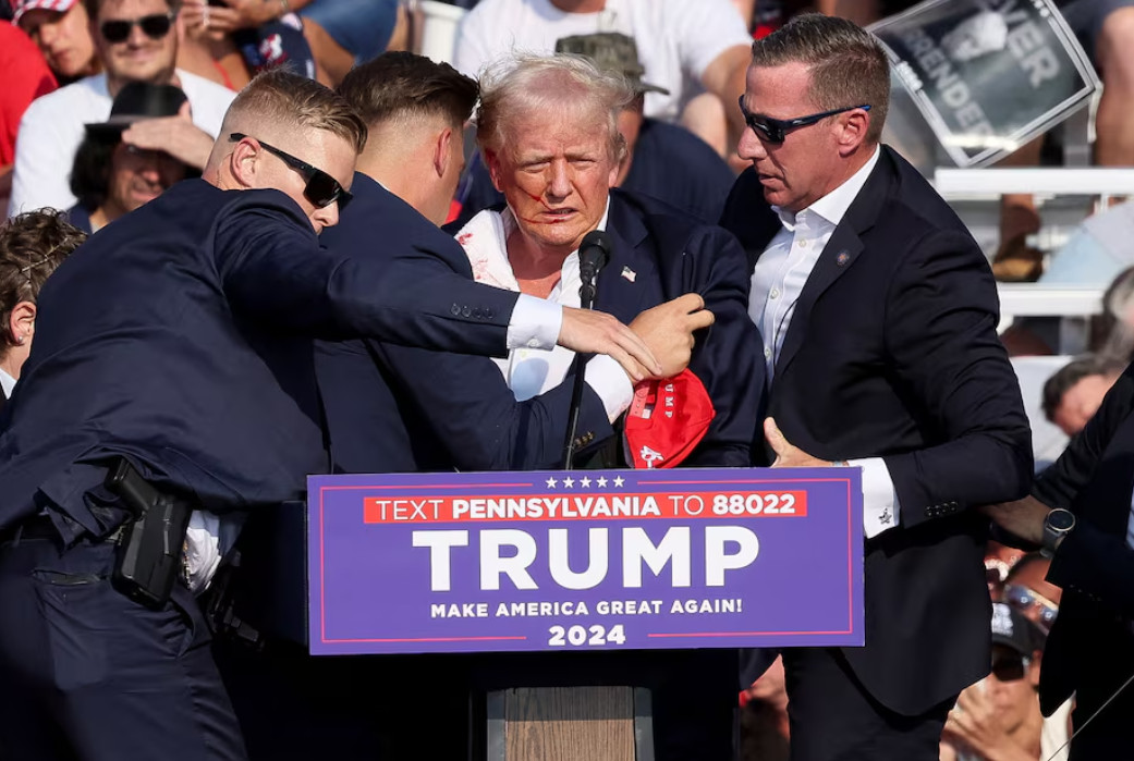 donald-trump-ditembak,-telinga-terluka-dan-langsung-dilarikan-suv