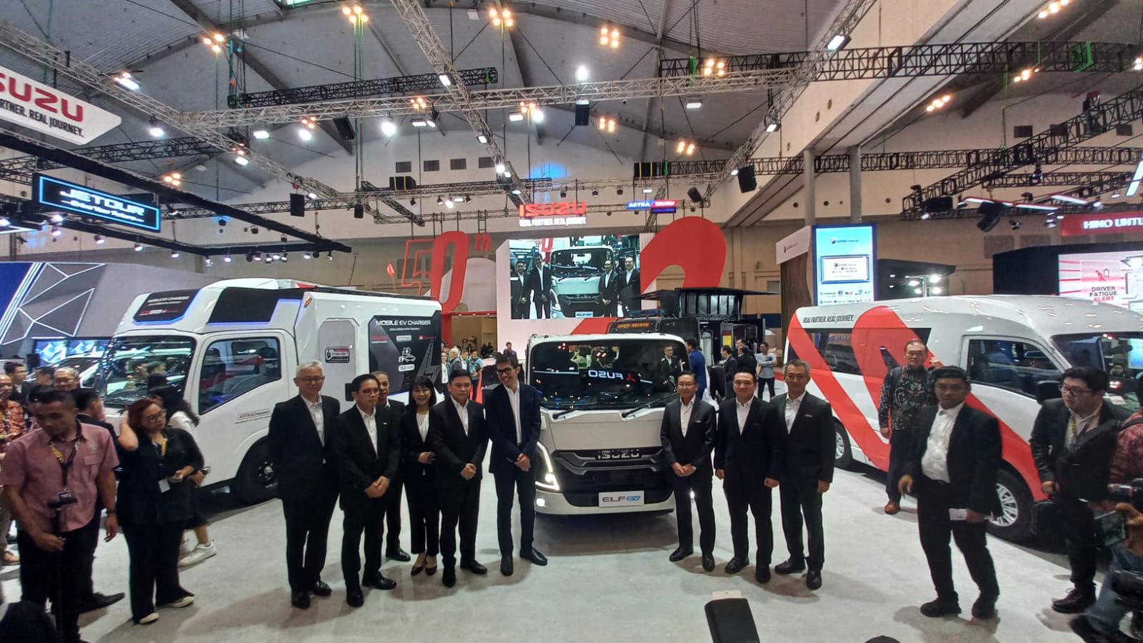 isuzu-pamer-giga,-traga,-hingga-elf-ev-di-giias-2024,-pengusaha-punya-banyak-pilihan!