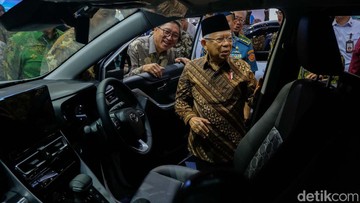 momen-ma’ruf-amin-tunggangi-toyota-innova-zenix-di-giias-2024