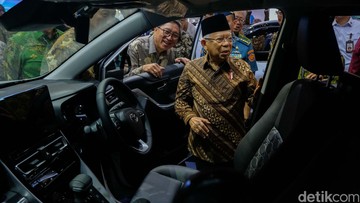 buka-giias-2024,-wapres-ma’ruf-amin-jajal-innova-zenix-hyundai-kona