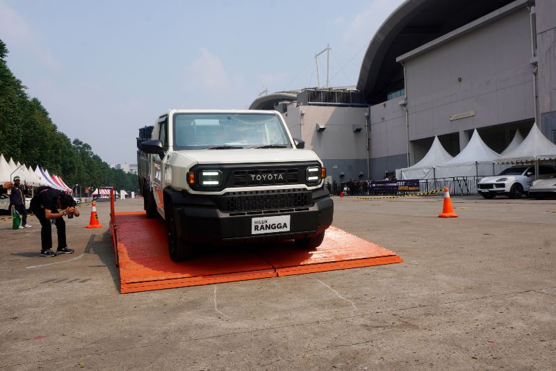 harga-toyota-hilux-rangga-termahal-rp-300-jutaan,-bisa-test-drive-di-giias-2024-dan-pre-booking-!