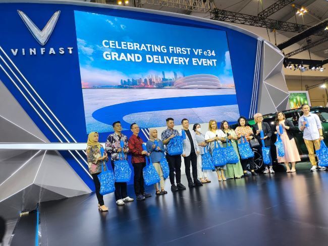vinfast-indonesia-resmi-serahkan-50-unit-vf-e34-ke-tangan-konsumen-di-giias-2024