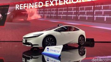 toyota-prius-hybrid-mejeng-di-giias-2024,-dibanderol-rp-689-juta