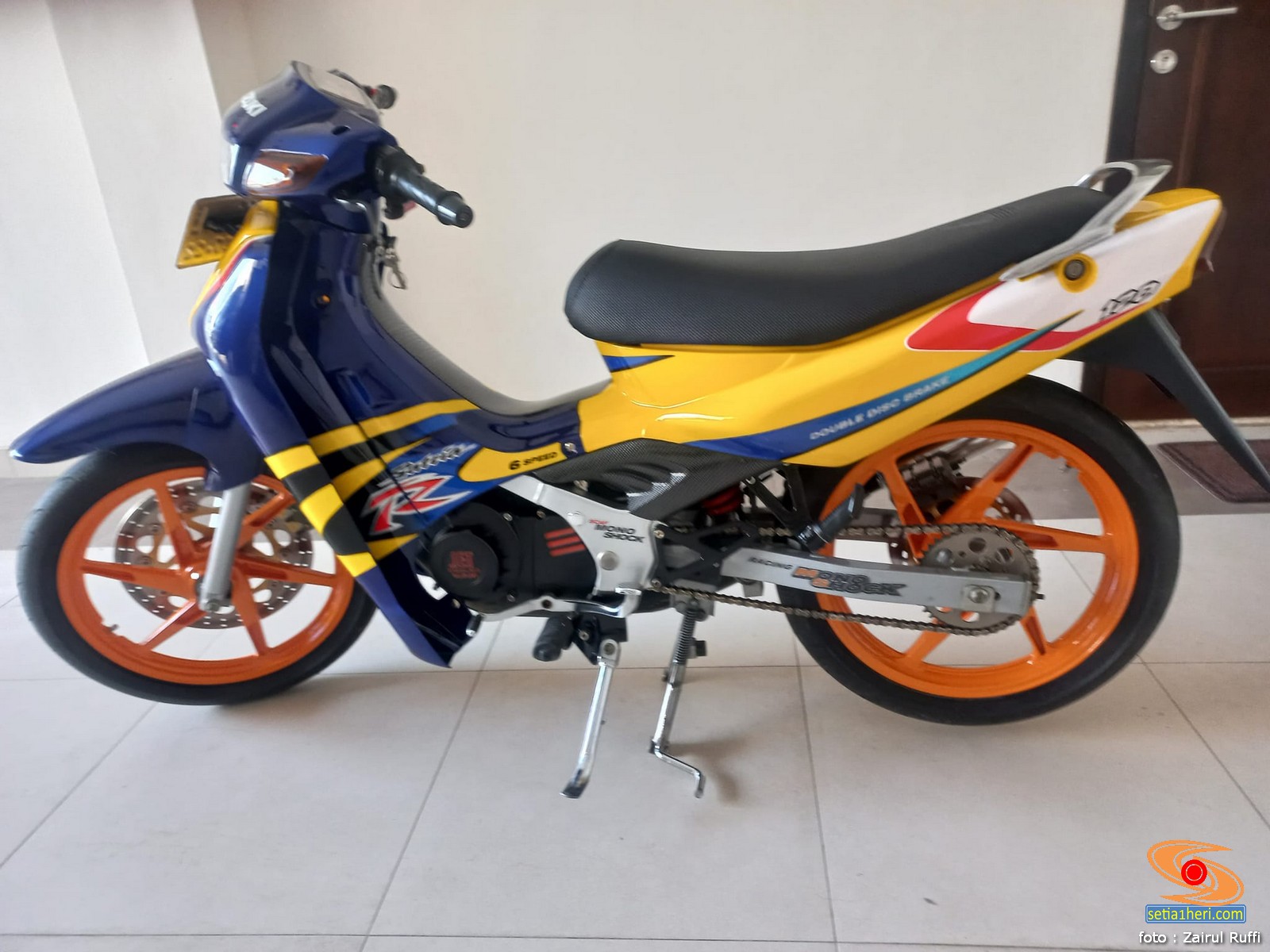 penampakan-suzuki-satria-lumba-lumba-120r-warna-biru-kuning-tahun-2003