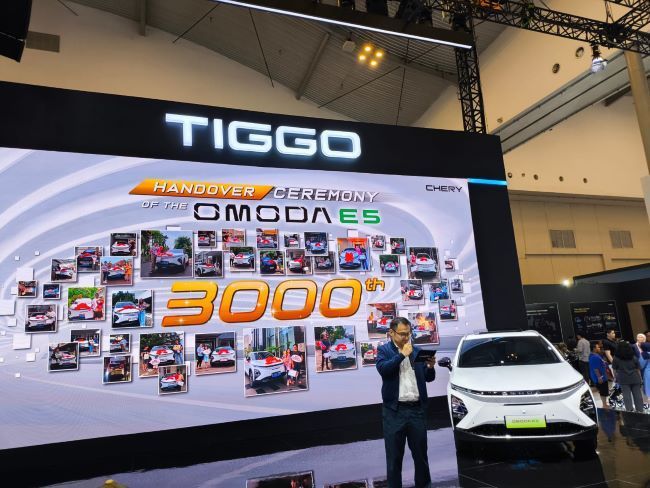 luna-maya-spk-omoda-e5-di-giias-2024,-ikut-rayakan-handover-ke-3.000-konsumen