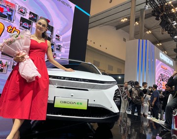 cerita-luna-maya-beli-mobil-listrik-chery-omoda-e5,-paling-suka-harganya!