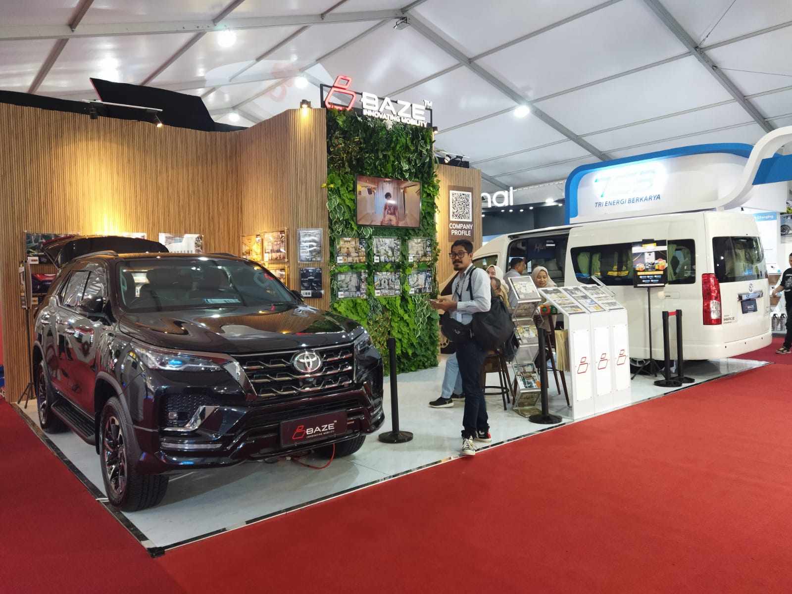 tampil-beda,-baze-tawarkan-modifikasi-kabin-toyota-fortuner-dan-hiace-premio-di-giias-2024