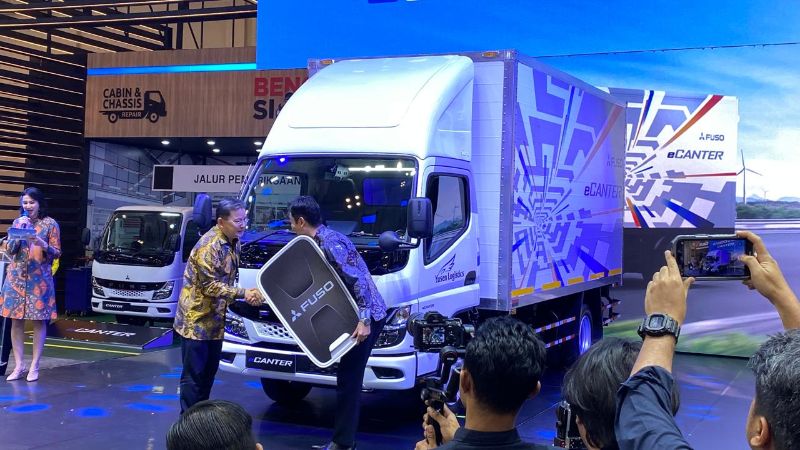 mitsubishi-fuso-serah-terima-unit-pertama-ecanter-ke-pt-yusen-logistic-indonesia