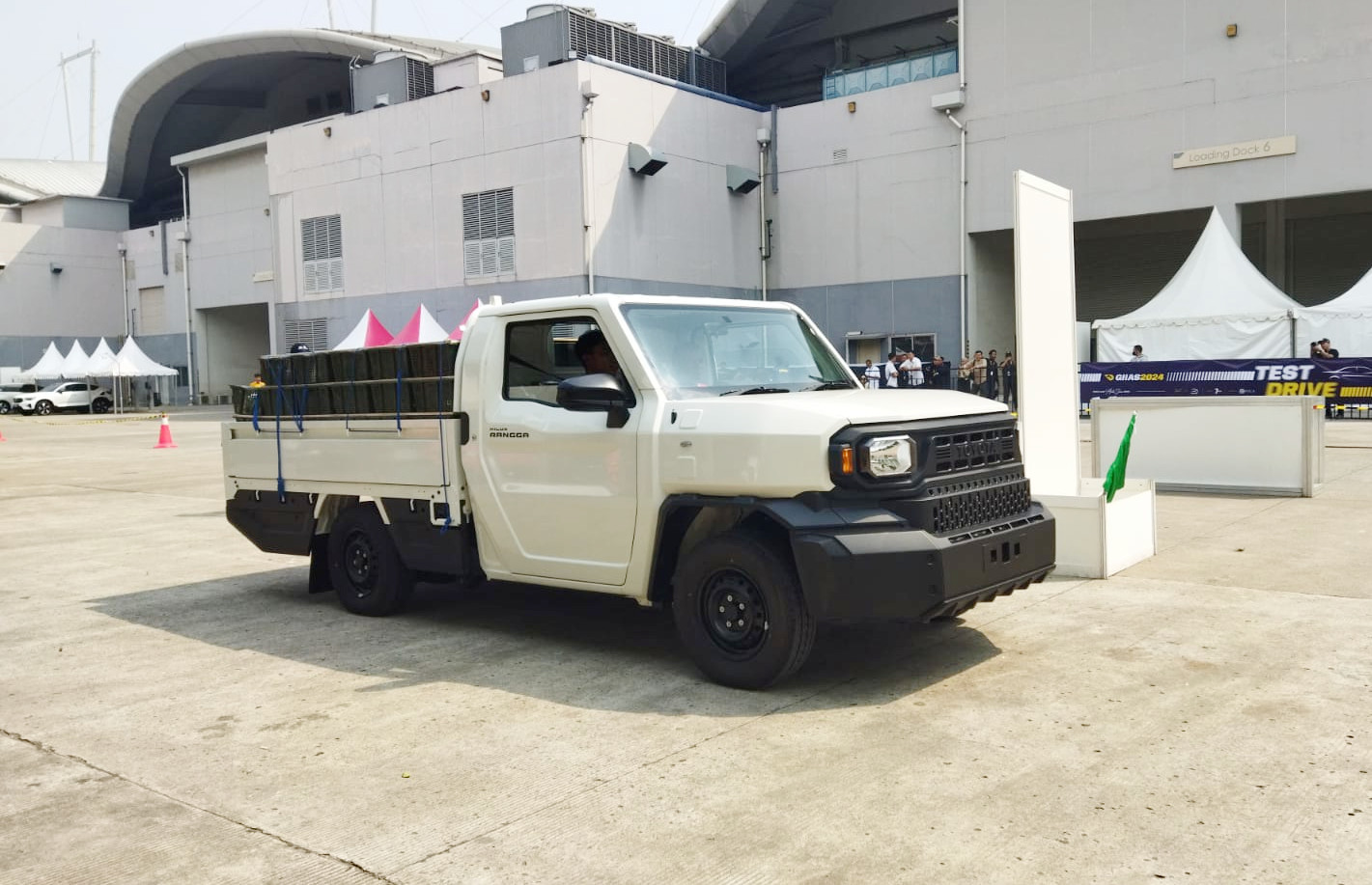 begini-rasanya-nyetir-toyota-hilux-rangga,-mesin-galak,-belok-gampang!
