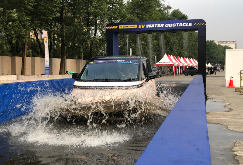 sensasi-test-drive-di-giias-2024,-ada-water-obstacle!
