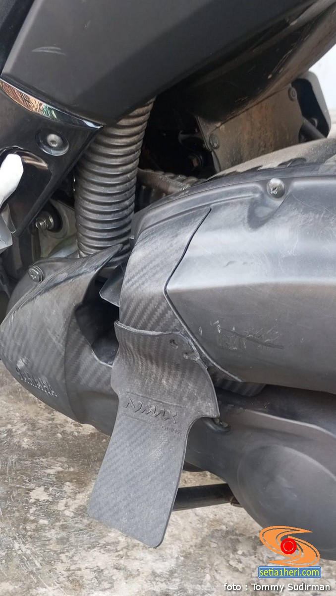 solusi-alternatif-boncenger-yamaha-nmax-agar-tidak-terjengkang-saat-turun-motor