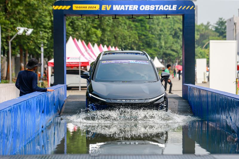 ratusan-pengunjung-giias-2024-sudah-test-drive-mobil-chery