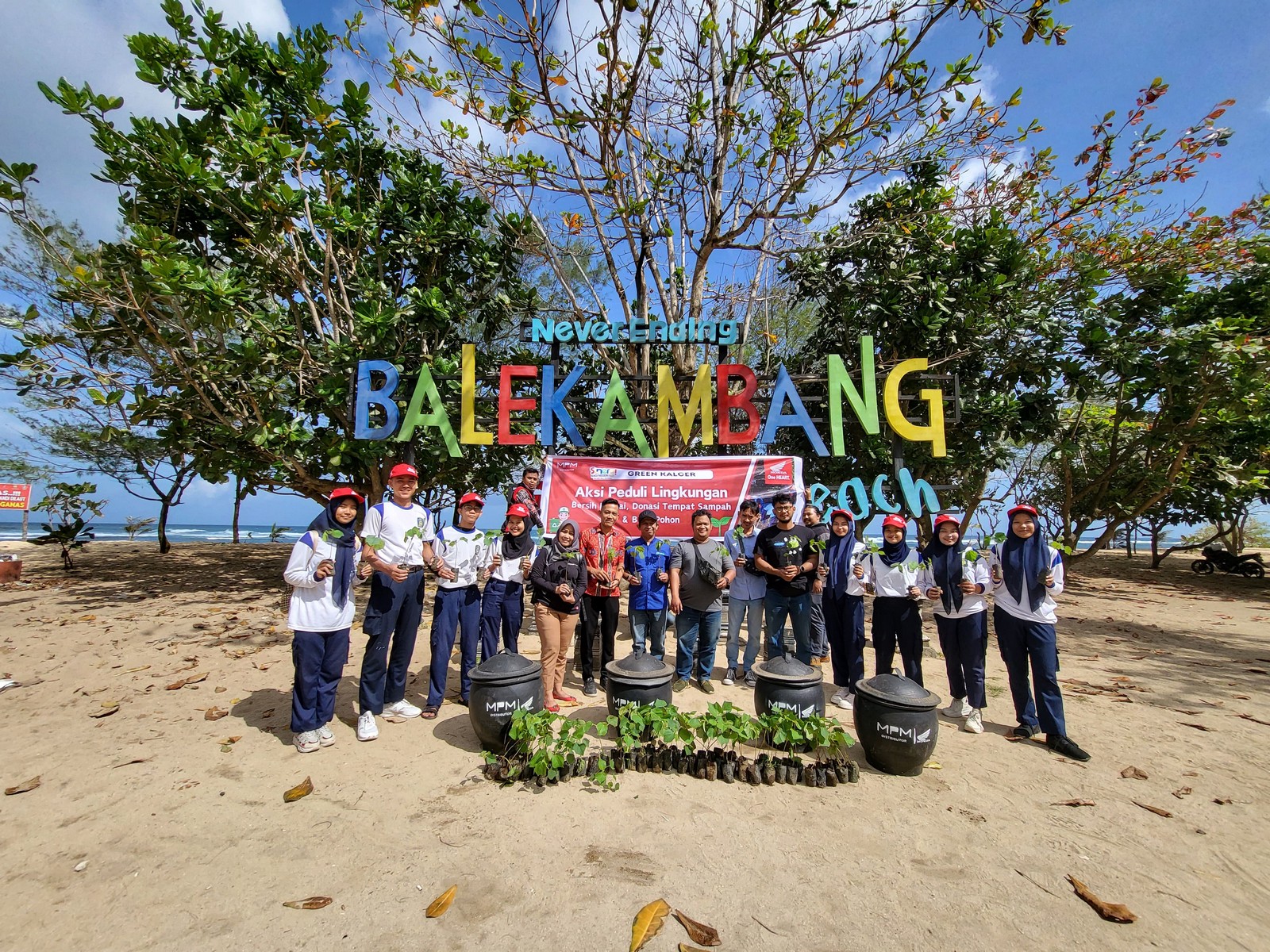 mpm-honda-jatim-gelar-bersih-bersih-pantai-di-balekambang,-malang