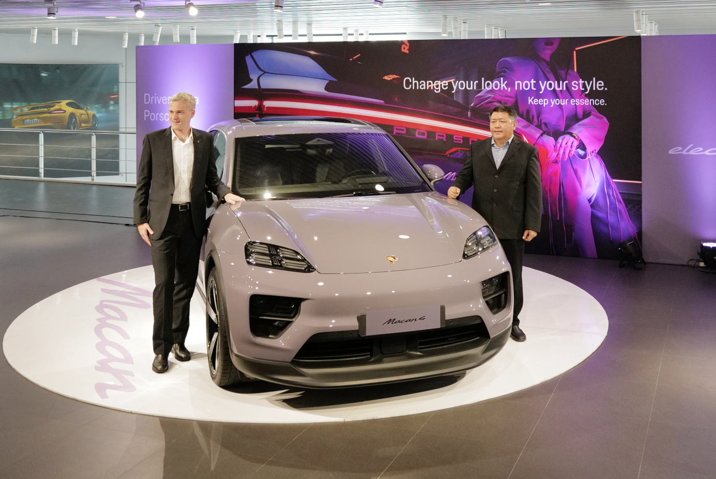 porsche-new-all-electric-macan-4-hadir-di-surabaya,-harga-rp-2,4-miliar