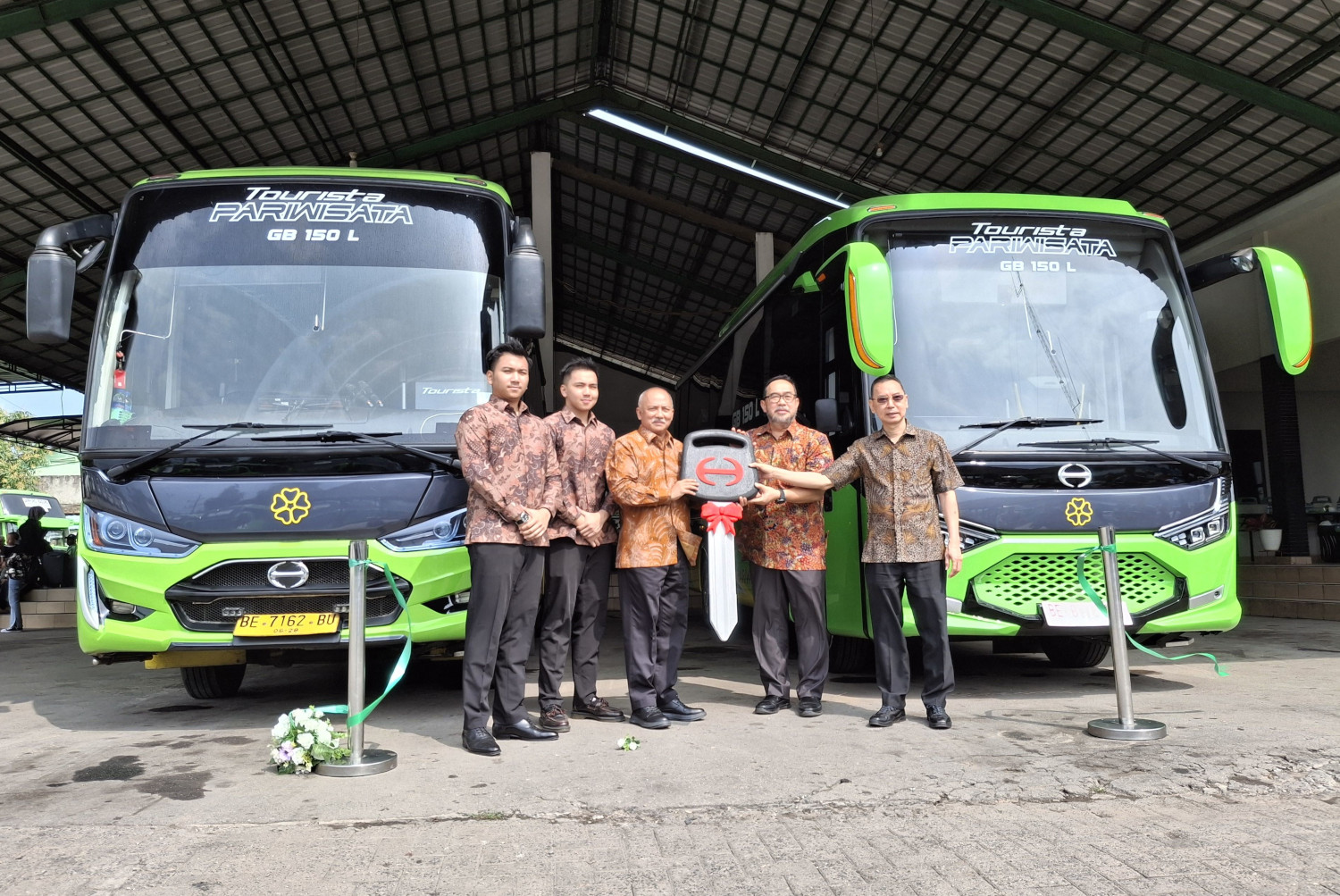po-puspa-jaya-lampung-tambah-armada-baru-hino-gb-bus-150-l-pakai-roh-laksana