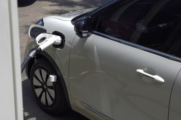 beli-mobil-listrik-di-agustus-2024-banyak-untungnya-lho…