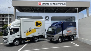 fuso-pamer-swap-baterai-truk-di-depan-publik,-sistemnya-otomatis!
