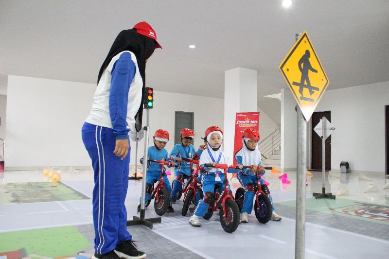 keren!-anak-paud-dan-tk-dididik-keselamatan-berkendara-oleh-guru-dan-honda
