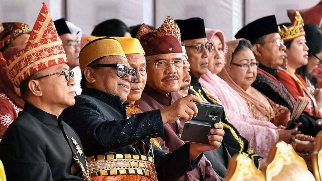 8-baju-adat-laki-laki-yang-simple-untuk-upacara-hut-ri