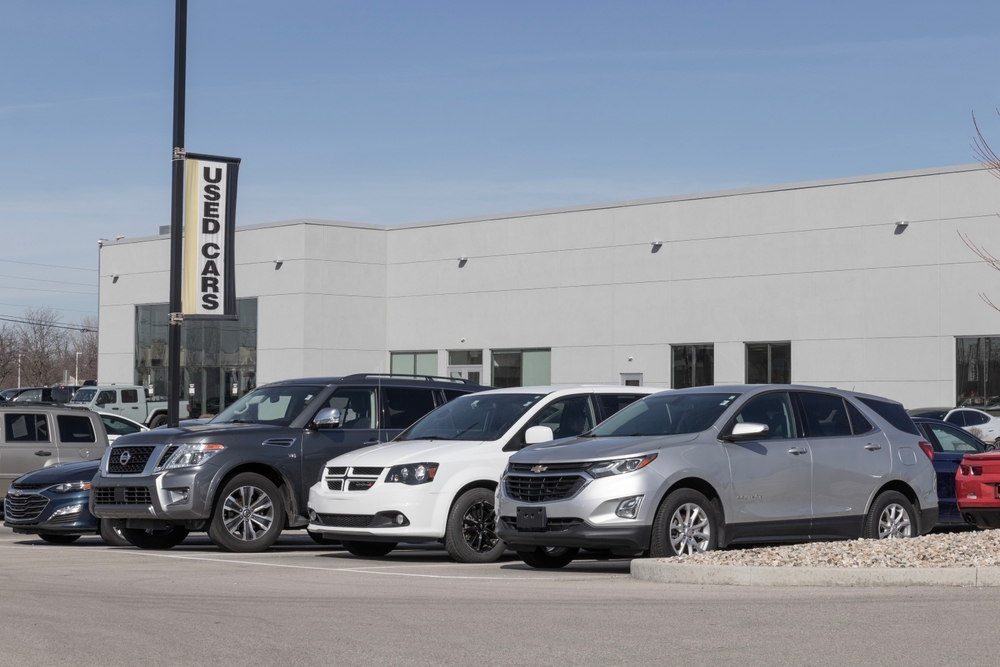 kelebihan-dan-kekurangan-membeli-mobil-bekas-di-dealer-mobil-konvensional