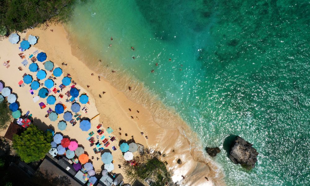 pantai-padang-padang:-destinasi-eksotis-di-kuta-selatan