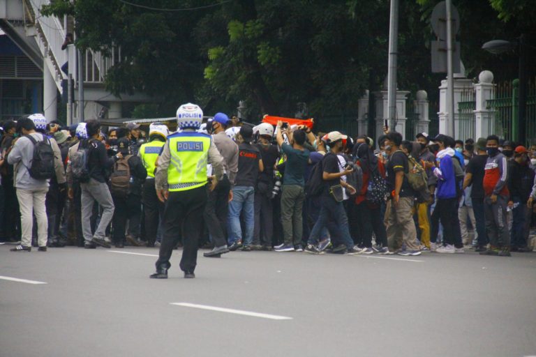 tips-aman-bagi-pengendara-yang-terjebak-demonstrasi-massa