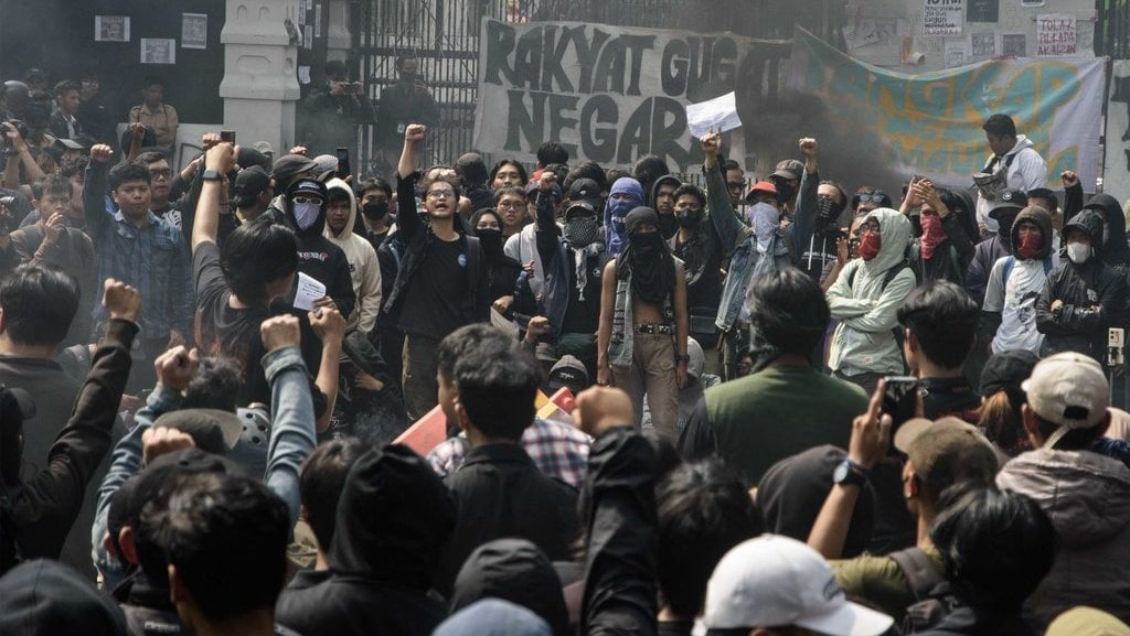 demo-tolak-revisi-uu-pilkada-di-bandung:-25-ditangkap,-7-kritis