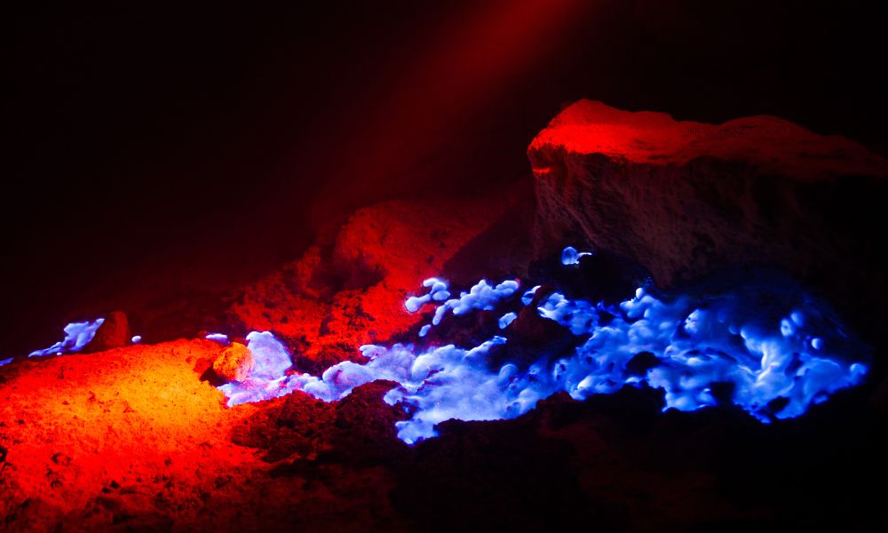 kawah-ijen-dan-eksplorasi-blue-fire-yang-hanya-ada-dua-di-dunia
