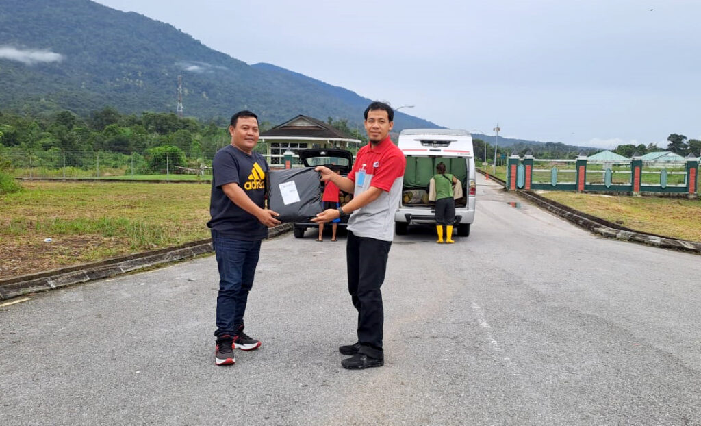 cerita-kurir-jne-sambas-di-zona-tapal-batas-indonesia-malaysia