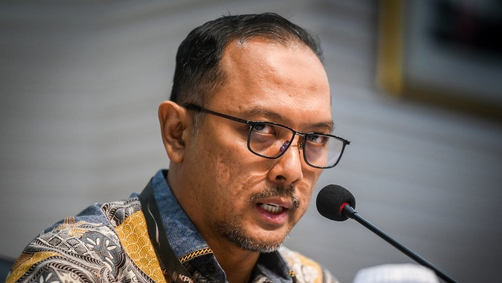 kpk-sita-alat-elektronik-&-dokumen-dari-rumah-bupati-situbondo