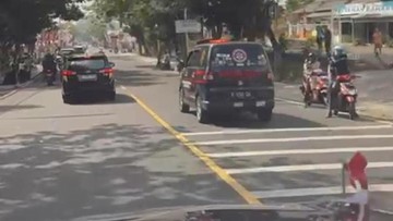 mobil-rombongan-ri-1-langsung-minggir-ada-ambulans:-sesuai-sop