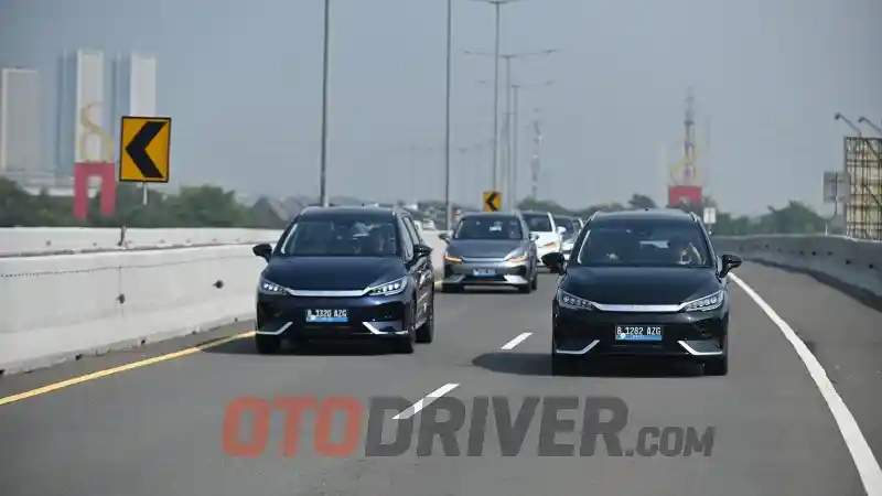 disebut-sebut-sebagai-penjegal-zenix,-inilah-perbandingan-byd-m6-dengan-zenix-hybrid
