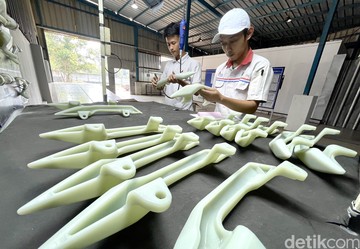 mengintip-proses-pengecatan-komponen-motor-di-purwakarta