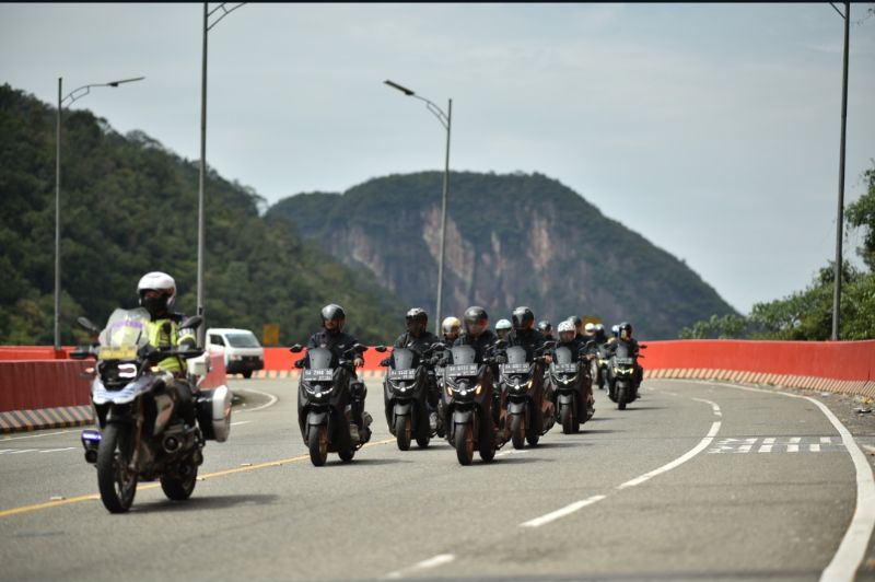rombongan-touring-yamaha-nmax-turbo-taklukan-tanjakan-tanjakan-viral-di-padang