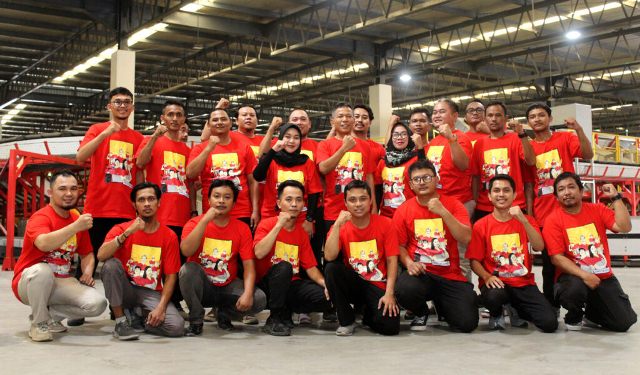sentuhan-kekinian-dalam-seragam-baru-tim-operasional-mega-hub-jne