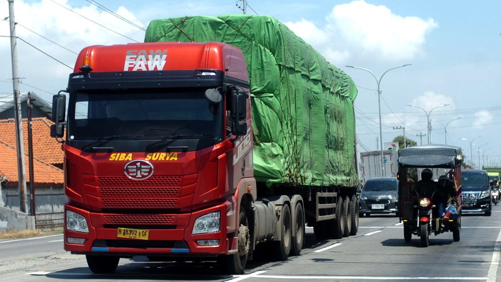 menyoal-sertifikasi-halal-truk-logistik-yang-kontraproduktif