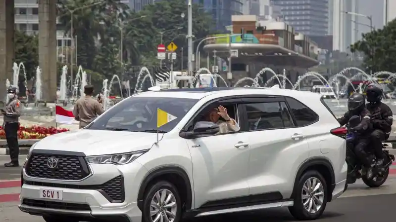 toyota-innova-zenix-tunggangan-paus-fransiskus-ternyata-mobil-rental