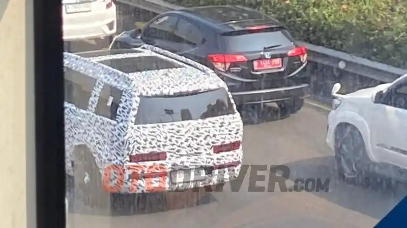 all-new-hyundai-santa-fe-tertangkap-kamera-lagi-di-jakarta.-kode-keras-segera-diluncurkan