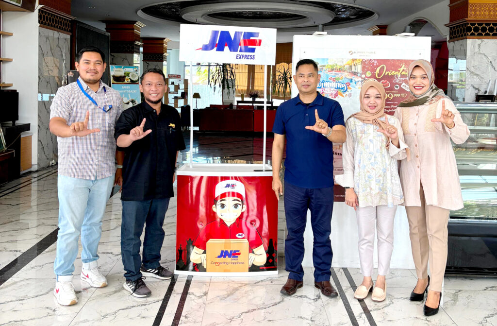 jelang-pembukaan-pon-xxi,-jne-buka-konter-layanan-di-hermes-palace-hotel-banda-aceh
