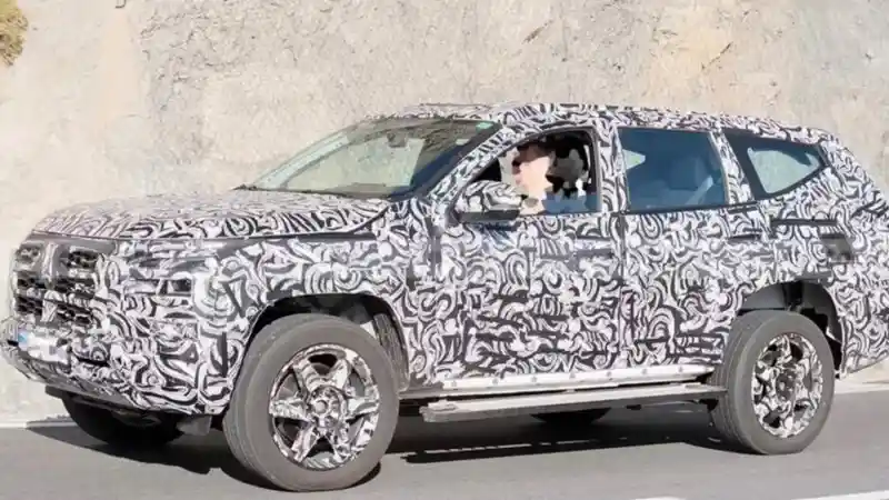 prototipe-next-gen-mitsubishi-pajero-sport-tertangkap-kamera.-pakai-wajah-all-new-triton