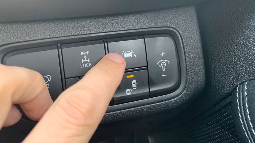 7-teknologi-dan-fitur-di-mobil-yang-dirasa-menjengkelkan,-apa-saja?