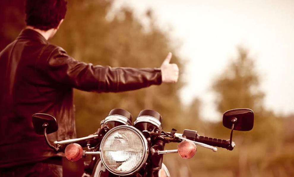 ini-yang-harus-dilakukan-jika-bensin-motor-sudah-tiris-saat-riding