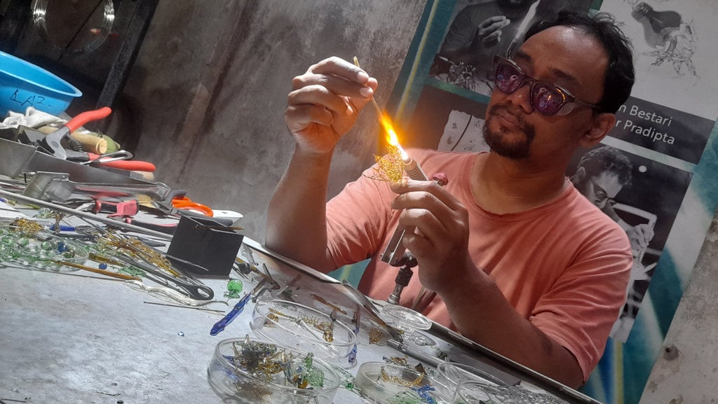 konsistensi-ivan-ubah-limbah-kaca-jadi-karya-seni-yang-mendunia