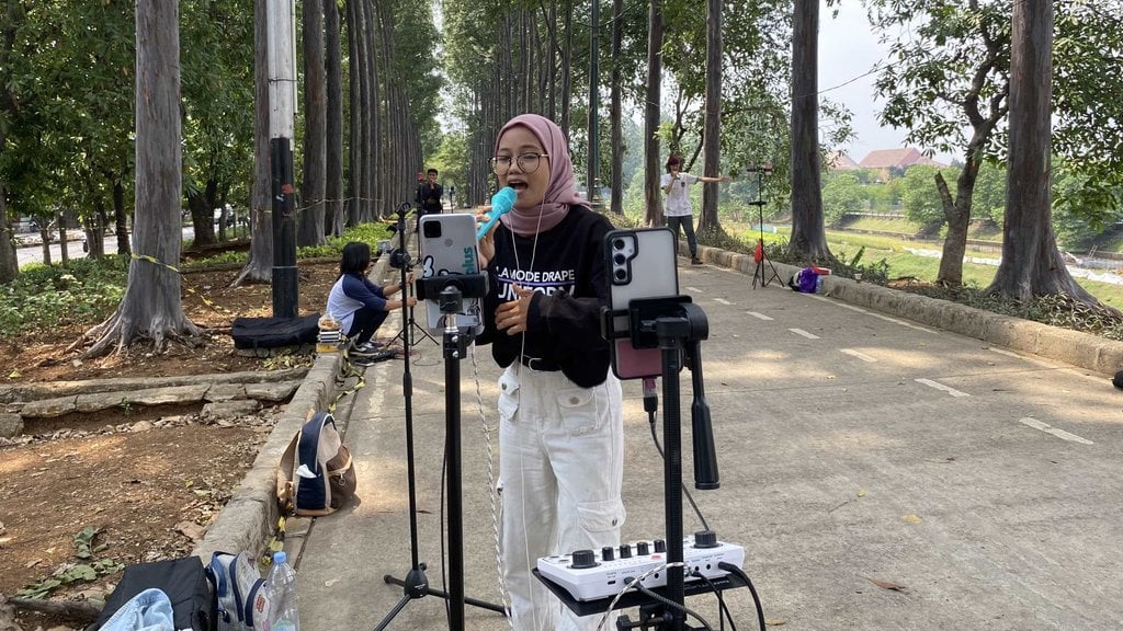 tiktoker-raup-cuan-dari-panggung-live-streaming-bkt-duren-sawit