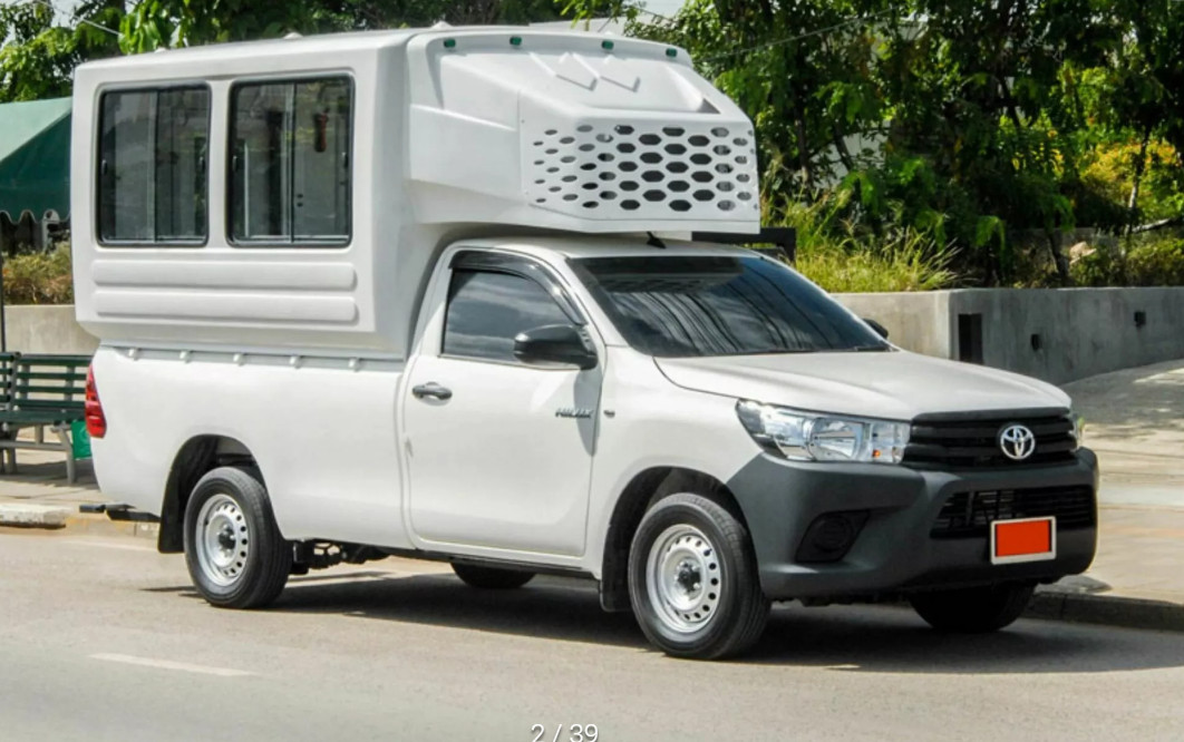 perusahaan-ini-bikin-toyota-hilux-jadi-minibus-untuk-angkut-biarawan