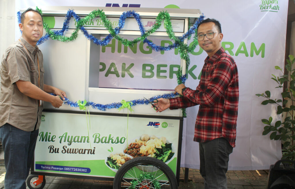 kolab-jne-dan-inisiatif-zakat-indonesia-berdayakan-pedagang-kaki-lima