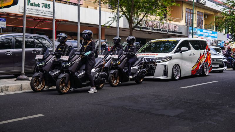 waduh,-yamaha-kirim-nmax-turbo-ke-konsumen-pakai-toyota-alphard