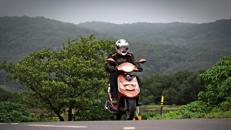cara-mengerem-di-tanjakan-dengan-sepeda-motor-biar-lebih-aman